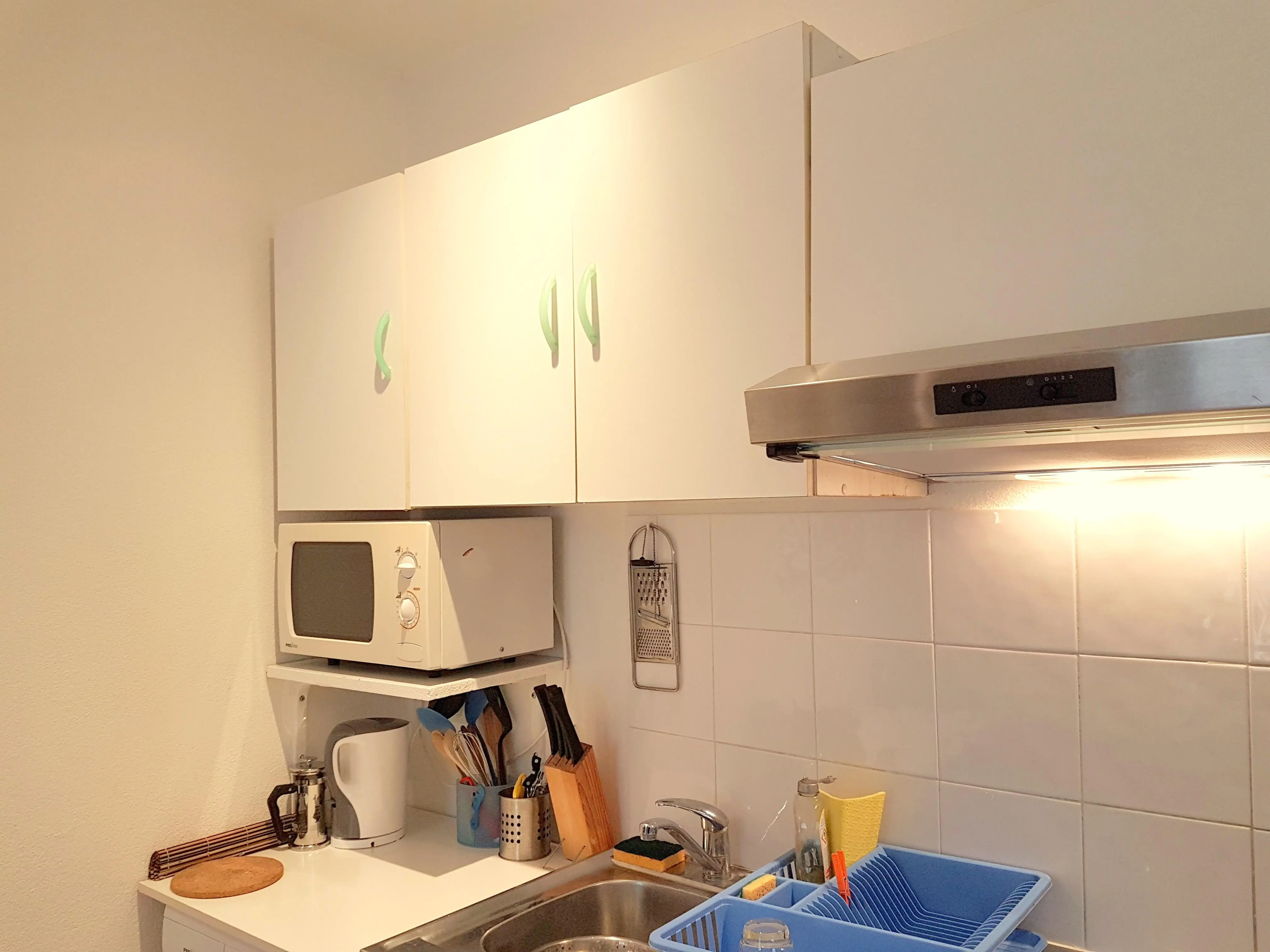 Kitchenette équipée avec lave linge