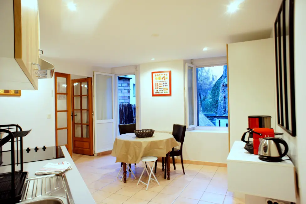 Espace repas dans la cuisine, avec balcon