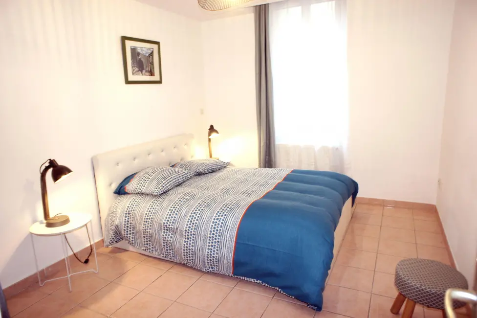 Grande chambre avec armoire et lit coffre